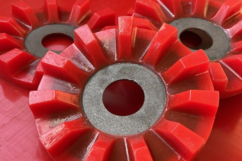 Discos dentados revestidos em poliuretano vermelho, com cubo metálico