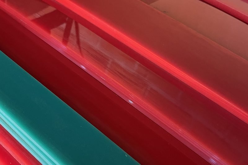 Réguas e perfis em poliuretano vermelho e verde